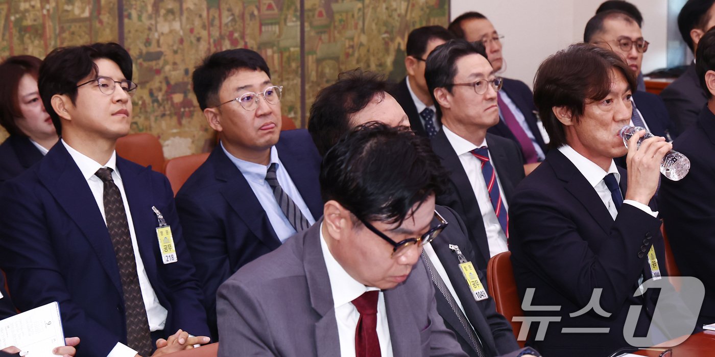 본문 이미지 - 홍명보 남자 축구대표팀 감독(오른쪽)이 24일 오전 서울 여의도 국회 문화체육관광위원회에서 열린 대한축구협회 등에 대한 현안질의에 출석해 물을 마시고 있다. 왼쪽은 박주호 전 대한축구협회 전력강화위원. 2024.9.24/뉴스1 ⓒ News1 김민지 기자