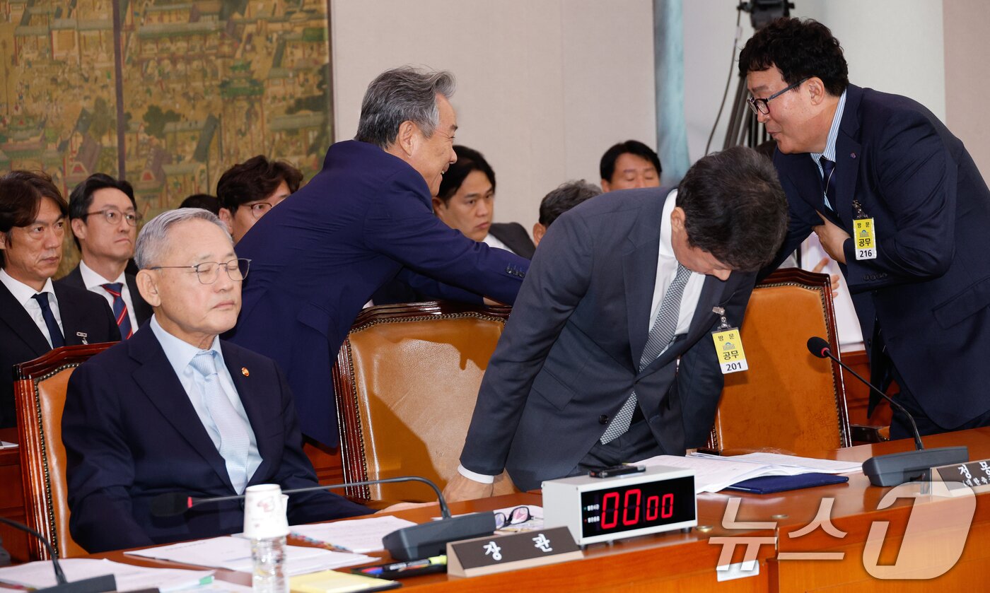 본문 이미지 - 이기흥 대한체육회장과 김택규 대한배드민턴협회장이 24일 오전 서울 여의도 국회 문화체육관광위원회에서 열린 대한축구협회 등에 대한 현안질의에 출석해 인사하고 있다. 2024.9.24/뉴스1 ⓒ News1 안은나 기자