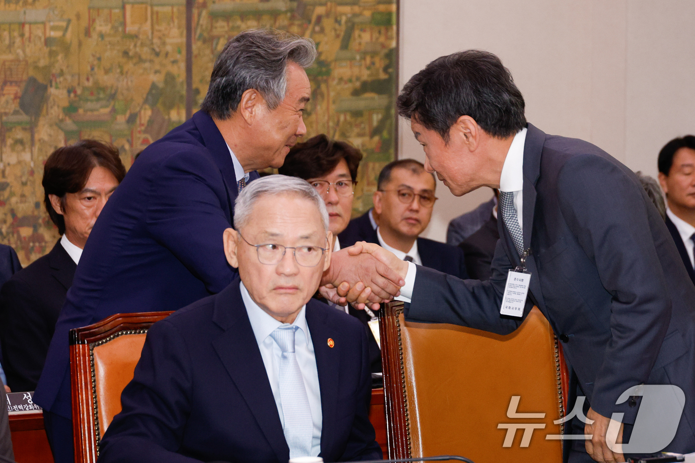 (서울=뉴스1) 안은나 기자 = 이기흥 대한체육회장(왼쪽)과 정몽규 대한축구협회장이 24일 오전 서울 여의도 국회 문화체육관광위원회에서 열린 대한축구협회 등에 대한 현안질의에 출석 …