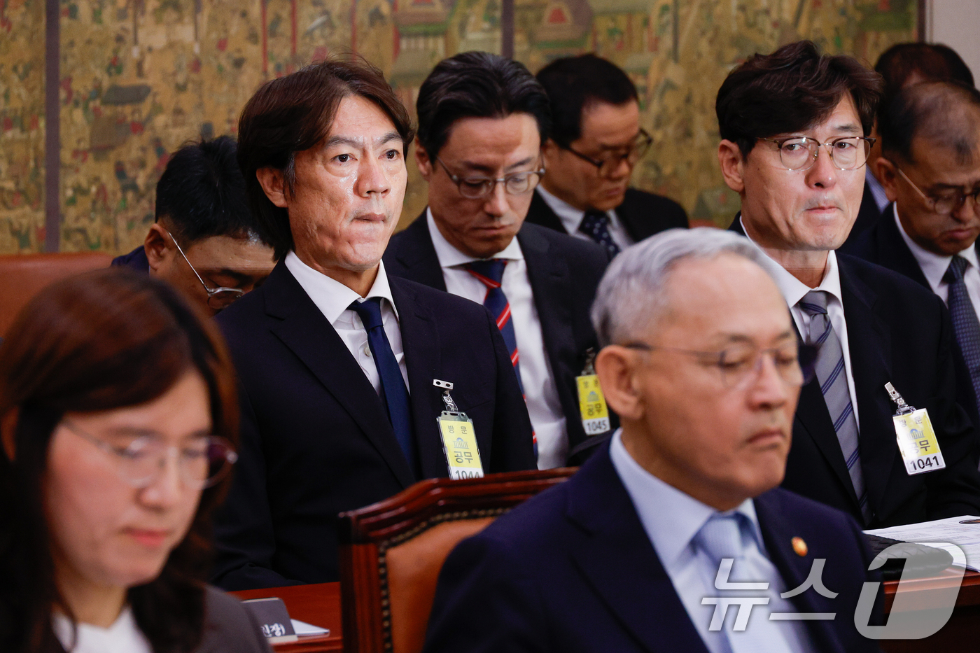 (서울=뉴스1) 안은나 기자 = 홍명보 남자 축구대표팀 감독(두번째줄 왼쪽)과 이임생 대한축구협회 기술총괄이사가 24일 오전 서울 여의도 국회 문화체육관광위원회에서 열린 대한축구협 …