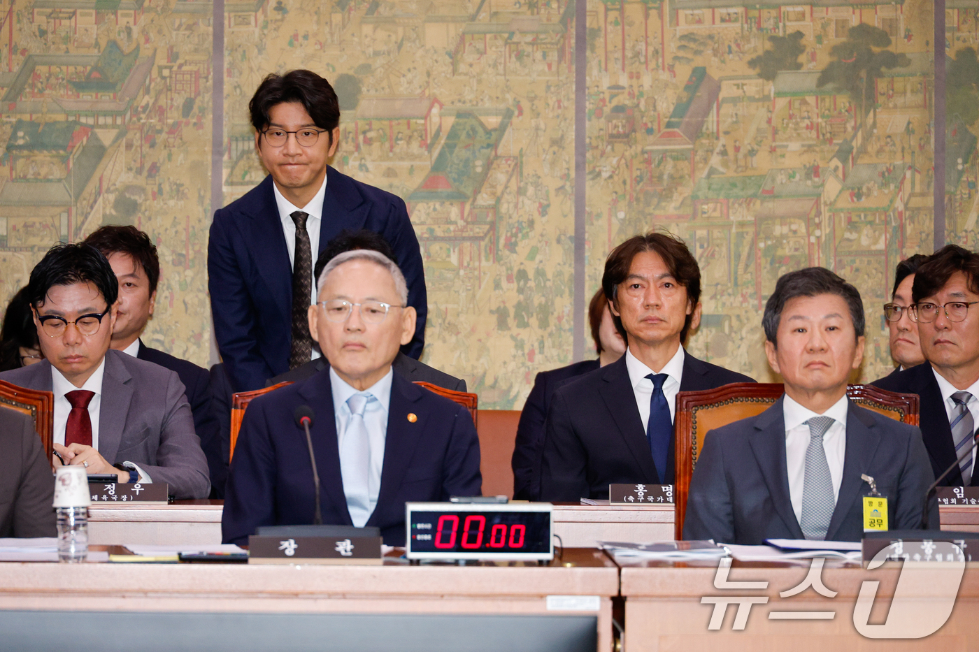 (서울=뉴스1) 안은나 기자 = 박주호 전 대한축구협회 전력강화위원이 24일 오전 서울 여의도 국회 문화체육관광위원회에서 열린 대한축구협회 등에 대한 현안질의에 출석해 인사하고 있 …