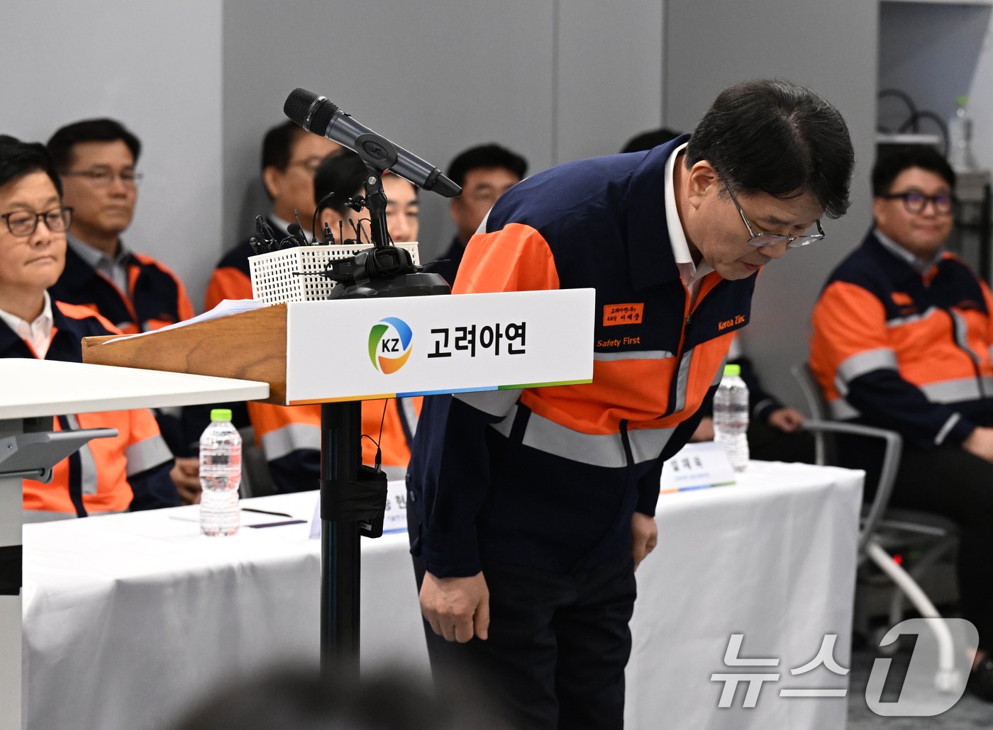 본문 이미지 - 이제중 고려아연 부회장이 24일 오전 서울 종로구 고려아연 본사에서 MBK파트너스·영풍과의 경영권 분쟁과 관련한 기자회견에서 고개숙여 인사하고 있다. (공동취재) 2024.9.24/뉴스1 ⓒ News1 장수영 기자