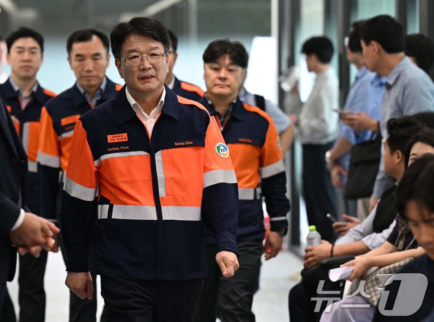 본문 이미지 - 이제중 고려아연 부회장과 임직원들이 24일 오전 서울 종로구 고려아연 본사에서 MBK파트너스·영풍과의 경영권 분쟁과 관련한 기자회견에 입장하고 있다. (공동취재) 2024.9.24/뉴스1 ⓒ News1 장수영 기자