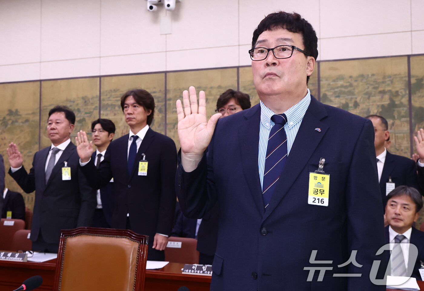 본문 이미지 - 김택규 대한배드민턴협회장이 24일 오전 서울 여의도 국회 문화체육관광위원회에서 열린 대한축구협회 등에 대한 현안질의에 출석해 증인 선서하고 있다. 2024.9.24/뉴스1 ⓒ News1 김민지 기자