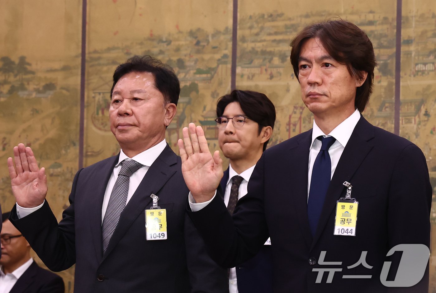 본문 이미지 - 홍명보 남자 축구대표팀 감독을 비롯한 증인들이 24일 오전 서울 여의도 국회 문화체육관광위원회에서 열린 대한축구협회 등에 대한 현안질의에 출석해 선서하고 있다. 앞줄 왼쪽은 정해성 전 대한축구협회 전력강화위원장. 뒤는 박주호 전 대한축구협회 전력강화위원. 2024.9.24/뉴스1 ⓒ News1 김민지 기자