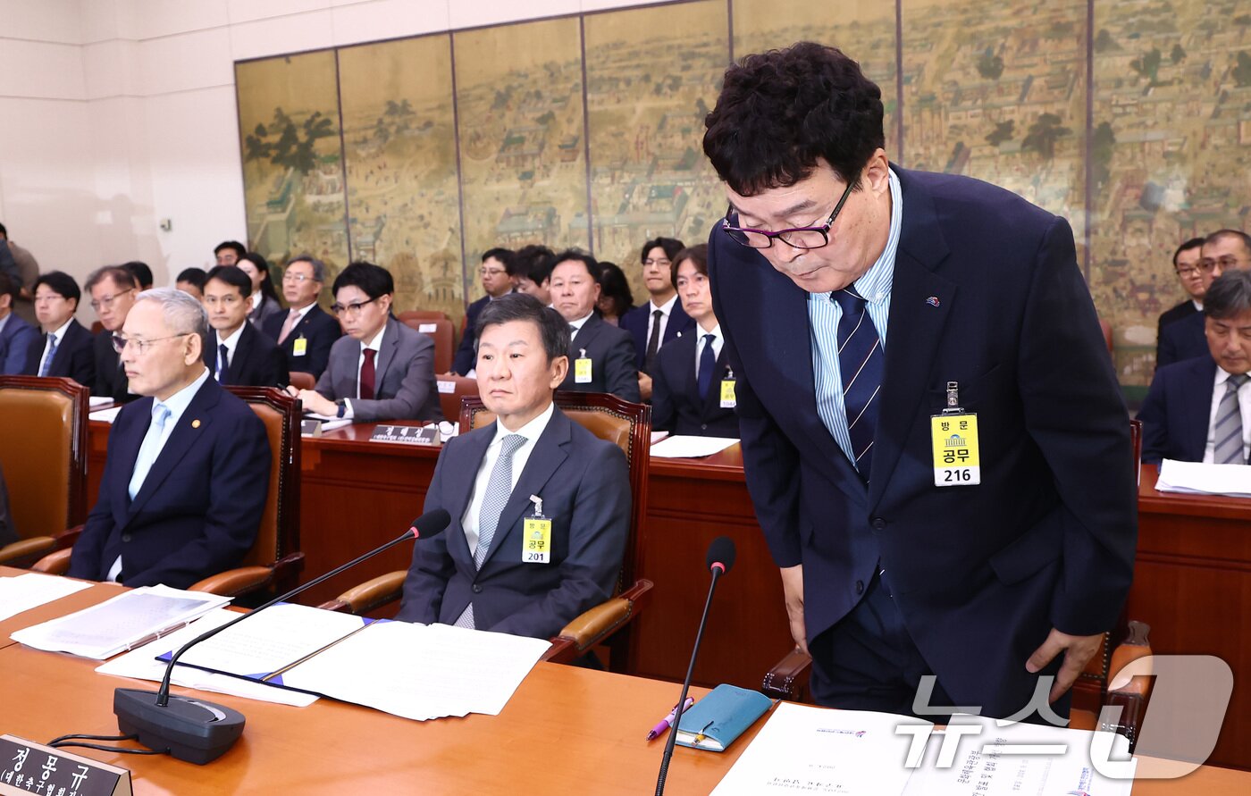 본문 이미지 - 김택규 대한배드민턴협회장이 24일 오전 서울 여의도 국회 문화체육관광위원회에서 열린 대한축구협회 등에 대한 현안질의에 출석해 인사하고 있다. 왼쪽부터 유인촌 문화체육관광부 장관, 정몽규 대한축구협회장, 김 회장. 2024.9.24/뉴스1 ⓒ News1 김민지 기자