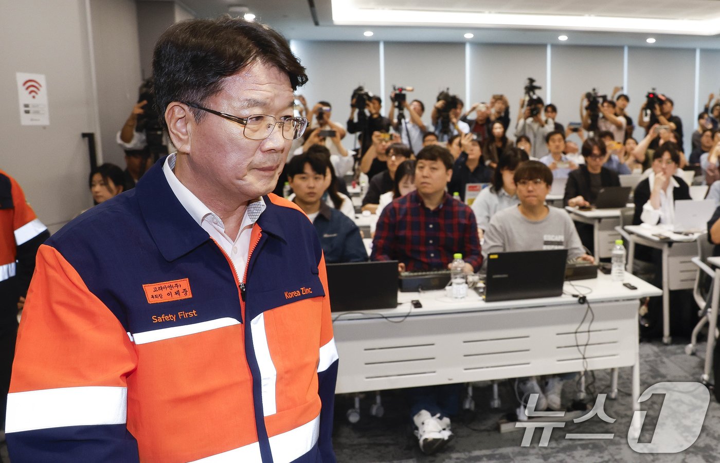 본문 이미지 - 이제중 고려아연 부회장이 24일 오전 서울 종로구 고려아연 본사에서 MBK파트너스·영풍과의 경영권 분쟁과 관련한 기자회견에 입장하고 있다. (공동취재) 2024.9.24/뉴스1 ⓒ News1 장수영 기자