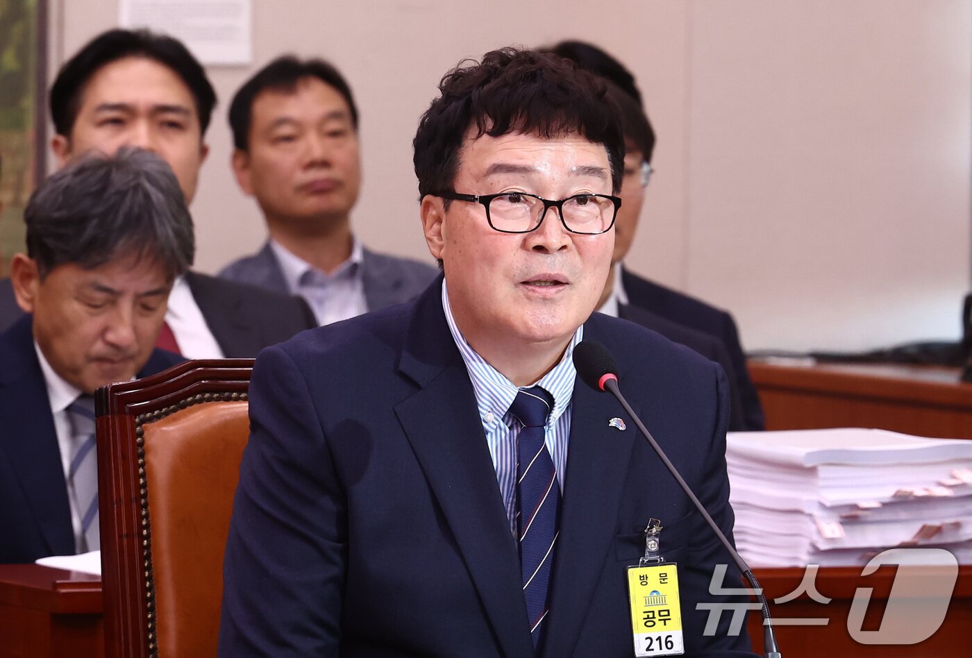 본문 이미지 - 김택규 대한배드민턴협회장이 24일 오전 서울 여의도 국회 문화체육관광위원회에서 열린 대한축구협회 등에 대한 현안질의에 출석, 질의에 답변하고 있다. 2024.9.24/뉴스1 ⓒ News1 김민지 기자
