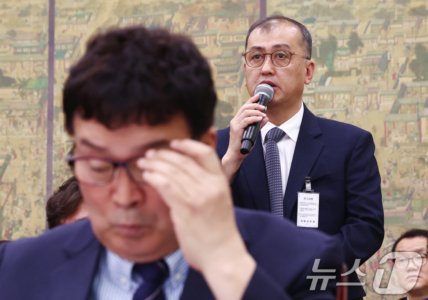 본문 이미지 - 김학균 배드민턴 감독이 24일 오전 서울 여의도 국회 문화체육관광위원회에서 열린 대한축구협회 등에 대한 현안질의에 출석, 질의에 답변하고 있다. 왼쪽은 김택규 대한배드민턴협회장. 2024.9.24/뉴스1 ⓒ News1 김민지 기자