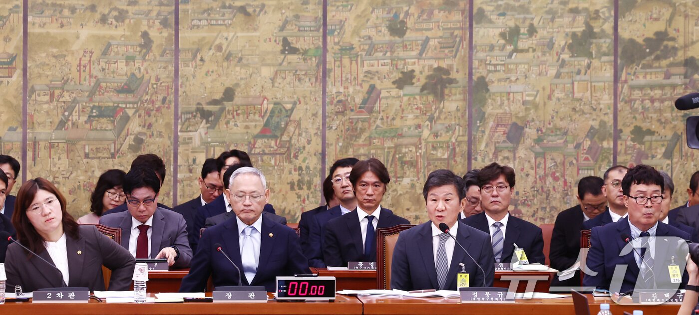 정몽규 대한축구협회장이 24일 오전 서울 여의도 국회 문화체육관광위원회에서 열린 대한축구협회 등에 대한 현안질의에 출석, 의원 질의에 답변하고 있다. 왼쪽부터 문화체육관광부 장미란 2차관, 유인촌 장관, 정 회장, 김택규 대한배드민턴협회장. 2024.9.24/뉴스1 ⓒ News1 김민지 기자