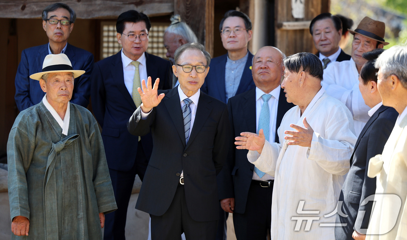 (안동=뉴스1) 공정식 기자 = 이명박 전 대통령이 24일 오전 경북 안동시 풍천면 하회마을 풍산 류씨 대종택 양진당을 찾아 문중 어르신과 이야기 나누고 있다. 2024.9.24/ …