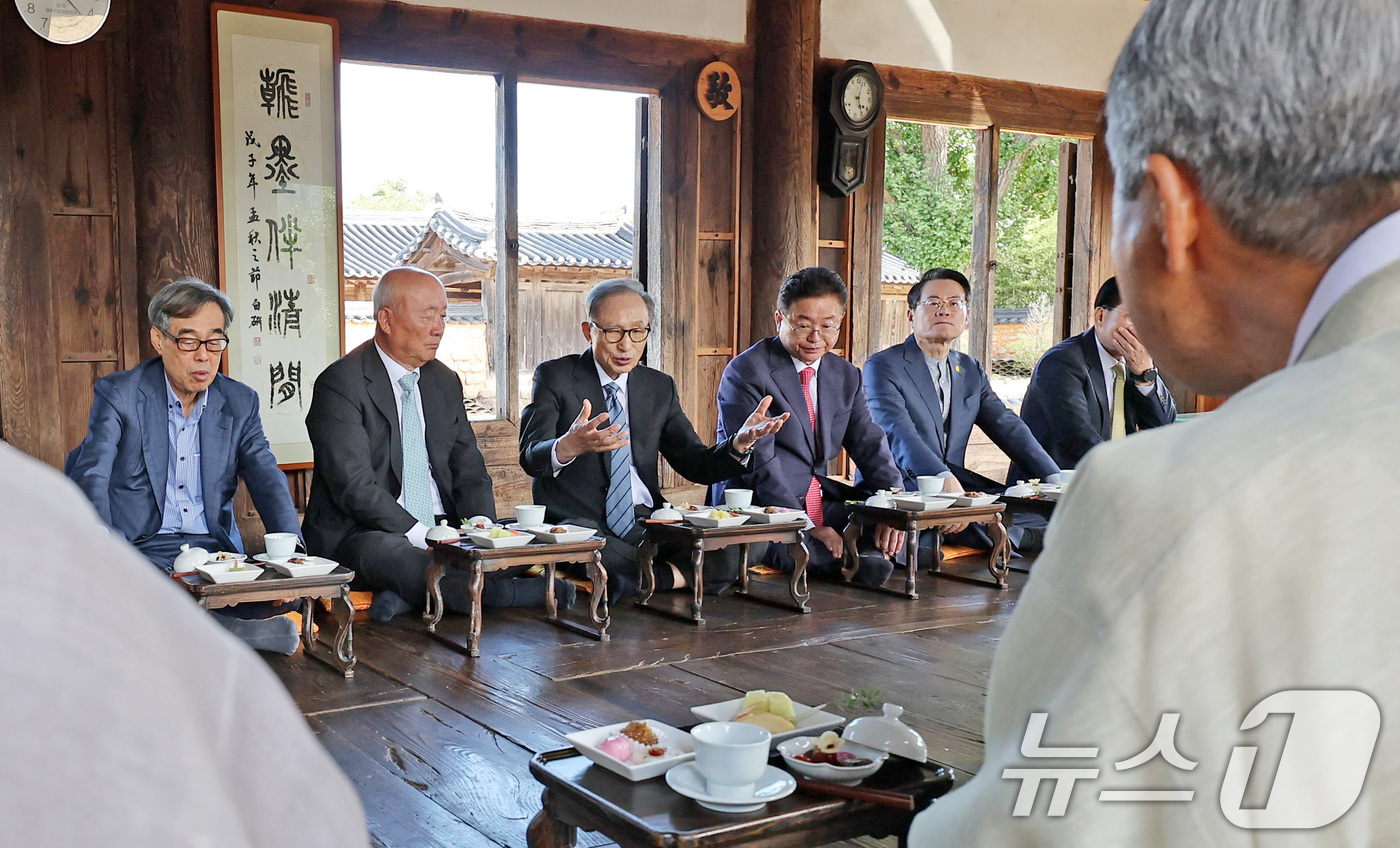 (안동=뉴스1) 공정식 기자 = 이명박 전 대통령이 24일 오전 경북 안동시 풍천면 하회마을 풍산 류씨 대종택 양진당을 찾아 문중 어르신과 다과를 나누고 있다. 2024.9.24/ …