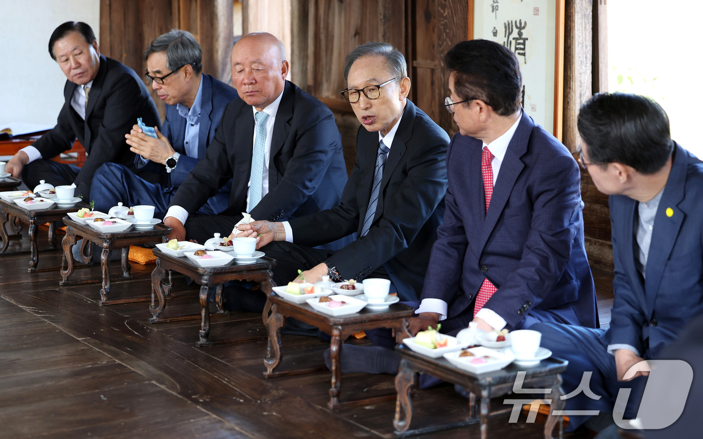 (안동=뉴스1) 공정식 기자 = 이명박 전 대통령이 24일 오전 경북 안동시 풍천면 하회마을 풍산 류씨 대종택 양진당을 찾아 문중 어르신과 다과를 나누고 있다. 2024.9.24/ …