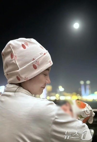 본문 이미지 - 왕씨가 아이를 공개한 모습 - 웨이보 갈무리