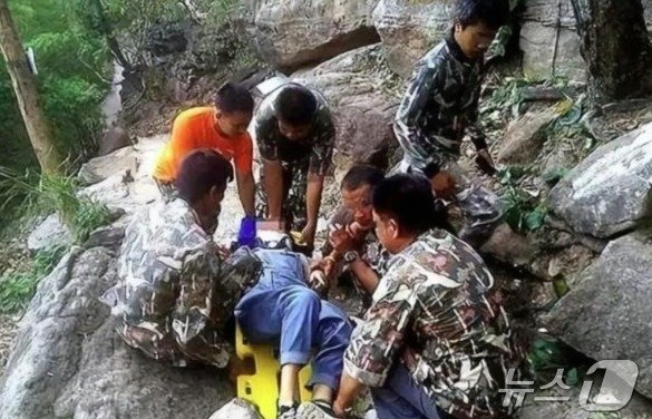 본문 이미지 - 태국 사고 당시 구조 모습 - 웨이보 갈무리