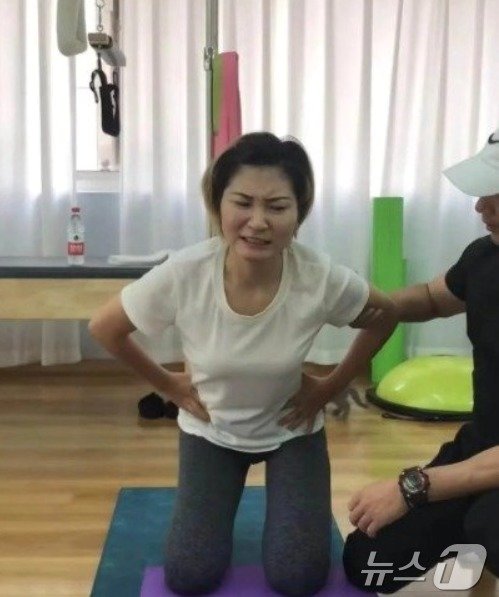본문 이미지 - 재활 훈련을 하는 왕씨 - 웨이보 갈무리