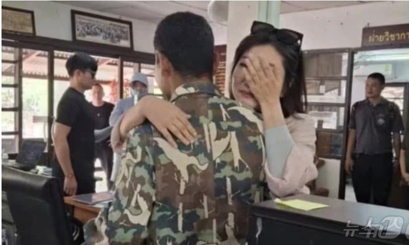 본문 이미지 - 구조대원들에게 울며 감사를 표시하는 왕씨 - 웨이보 갈무리