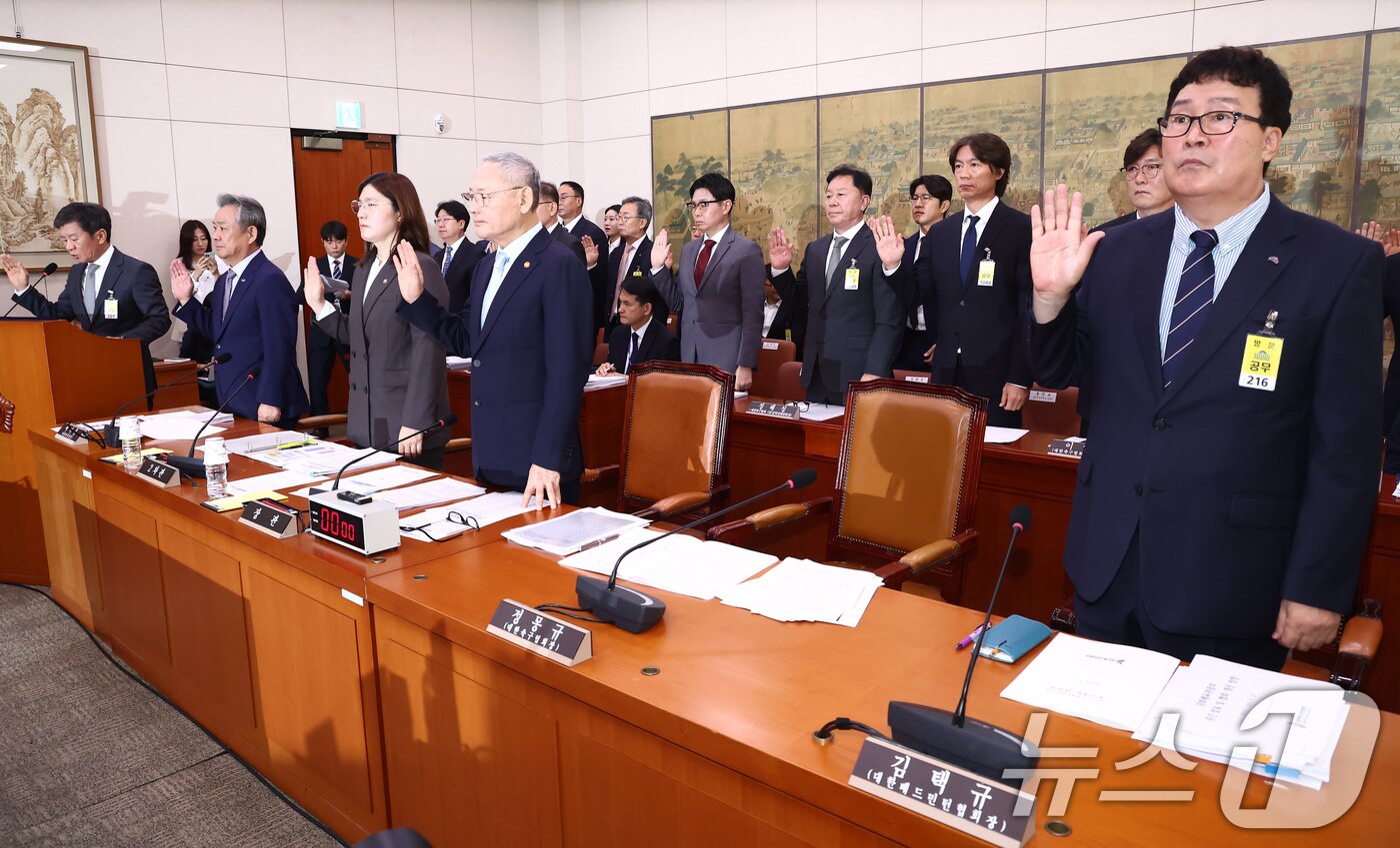 본문 이미지 - 정몽규 대한축구협회장을 비롯한 증인들이 24일 오전 서울 여의도 국회 문화체육관광위원회에서 열린 대한축구협회 등에 대한 현안질의에 출석해 선서하고 있다. 앞줄 왼쪽부터 정 회장, 이기흥 대한체육회장, 장미란 문화체육관광부 2차관, 유인촌 장관, 김택규 대한배드민턴협회장. 2024.9.24/뉴스1 ⓒ News1 김민지 기자