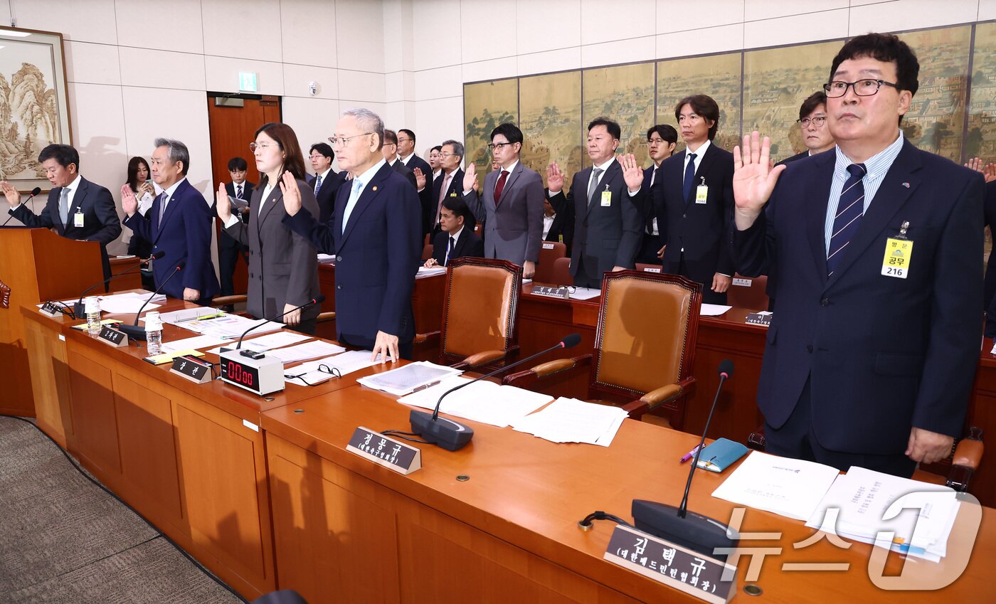 정몽규 대한축구협회장을 비롯한 증인들이 24일 오전 서울 여의도 국회 문화체육관광위원회에서 열린 대한축구협회 등에 대한 현안질의에 출석해 선서하고 있다. 맨 오른쪽이 김택규 대한배드민턴협회장. 2024.9.24/뉴스1 ⓒ News1 김민지 기자