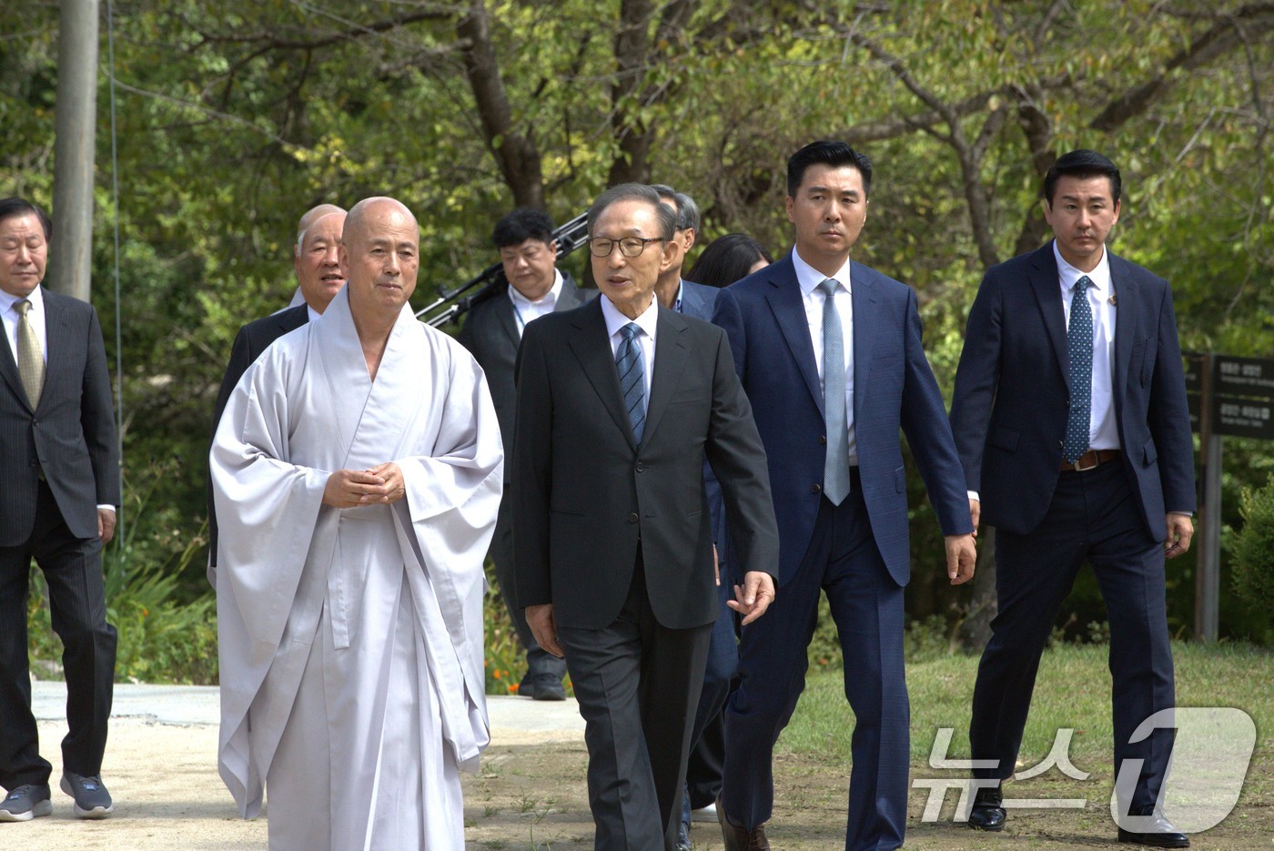 (안동=뉴스1) 신성훈 기자 = 24일 이명박 전 대통령이 경북 안동 봉정사를 찾아 경내를 둘러보고 있다. 2024.9.24/뉴스1