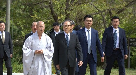 이명박 전 대통령, 안동 봉정사 방문