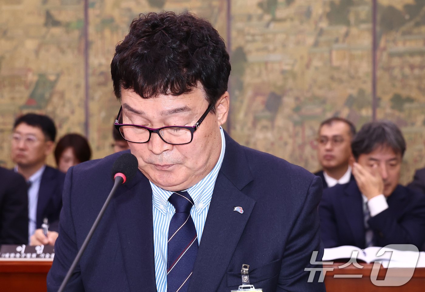 본문 이미지 - 김택규 대한배드민턴협회장이 24일 오전 서울 여의도 국회 문화체육관광위원회에서 열린 대한축구협회 등에 대한 현안질의에 출석해 굳은 표정으로 자리해 있다. 2024.9.24/뉴스1 ⓒ News1 김민지 기자