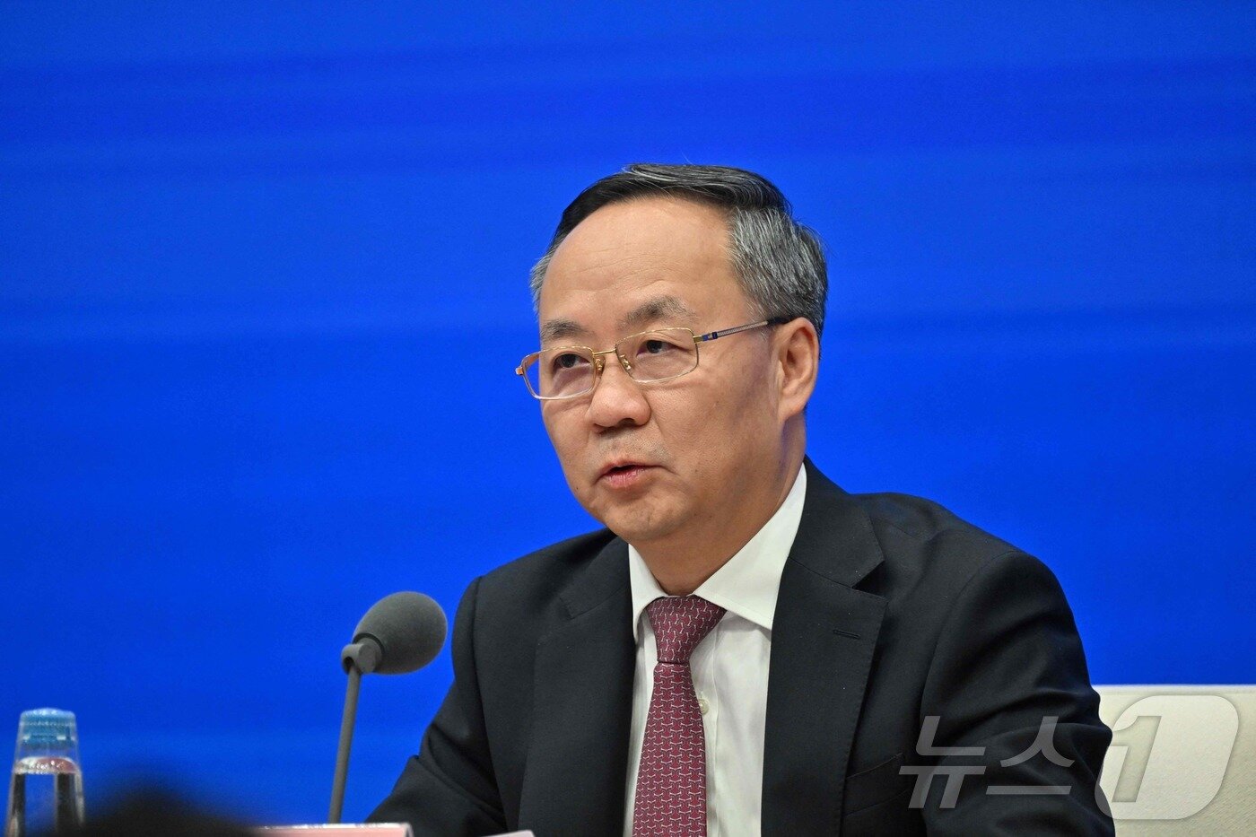 본문 이미지 - 2024년 9월 24일 중국 베이징 국무원 신문판공실에서 열린 기자회견에서 리윈쩌 국가금융감독관리총국 국장이 발언하고 있다. 2024.09.24 ⓒ AFP=뉴스1