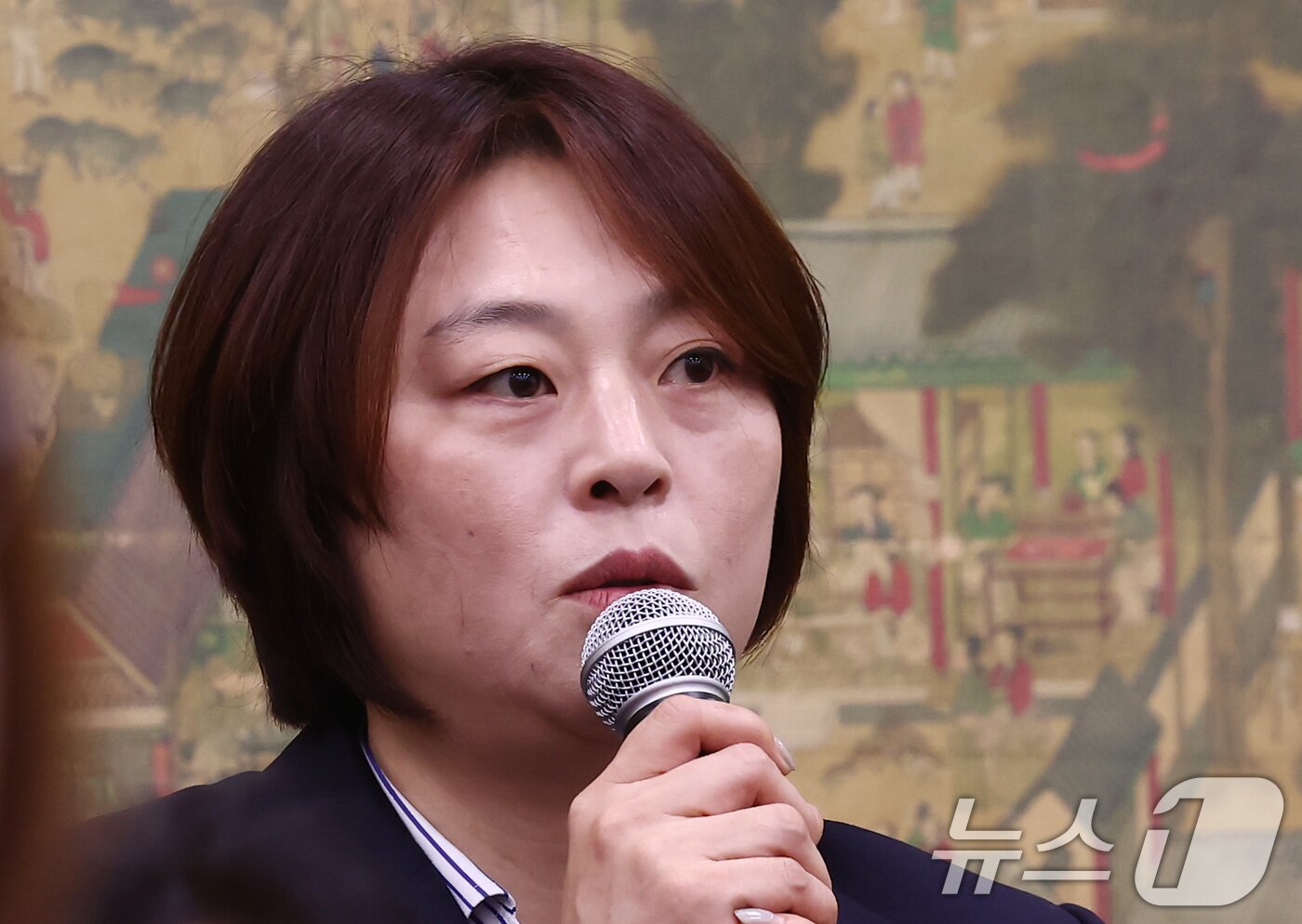 본문 이미지 - 차윤숙 대한배드민턴협회 이사가 24일 오전 서울 여의도 국회 문화체육관광위원회에서 열린 대한축구협회 등에 대한 현안질의에 출석해 질의에 답변하고 있다. 2024.9.24/뉴스1 ⓒ News1 김민지 기자