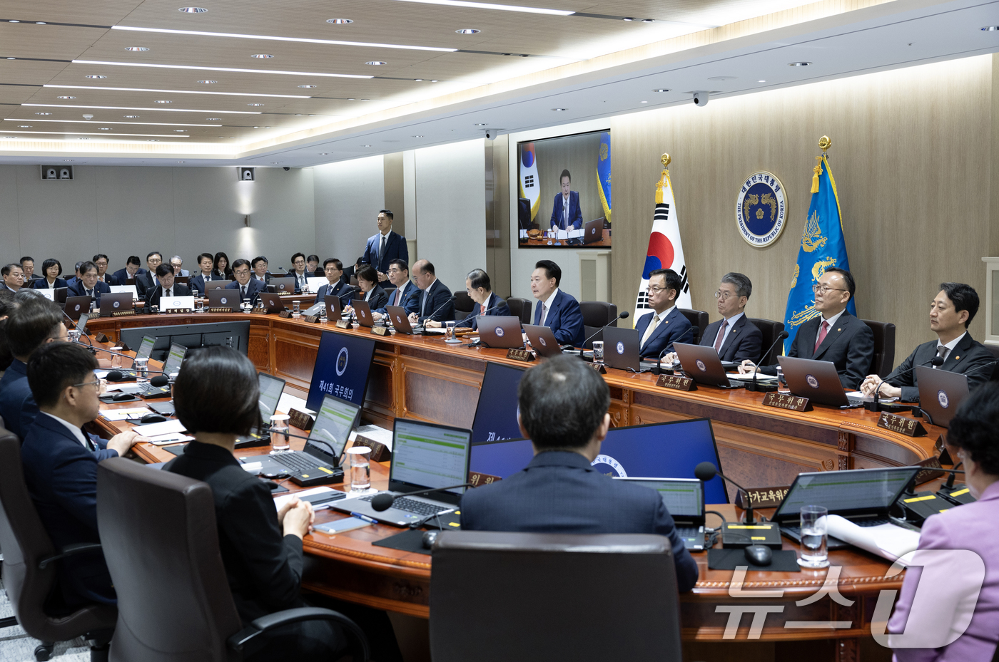 (서울=뉴스1) 송원영 기자 = 윤석열 대통령이 24일 용산 대통령실 청사에서 열린 제41회 국무회의에서 발언을 하고 있다. (대통령실 제공) 2024.9.24/뉴스1