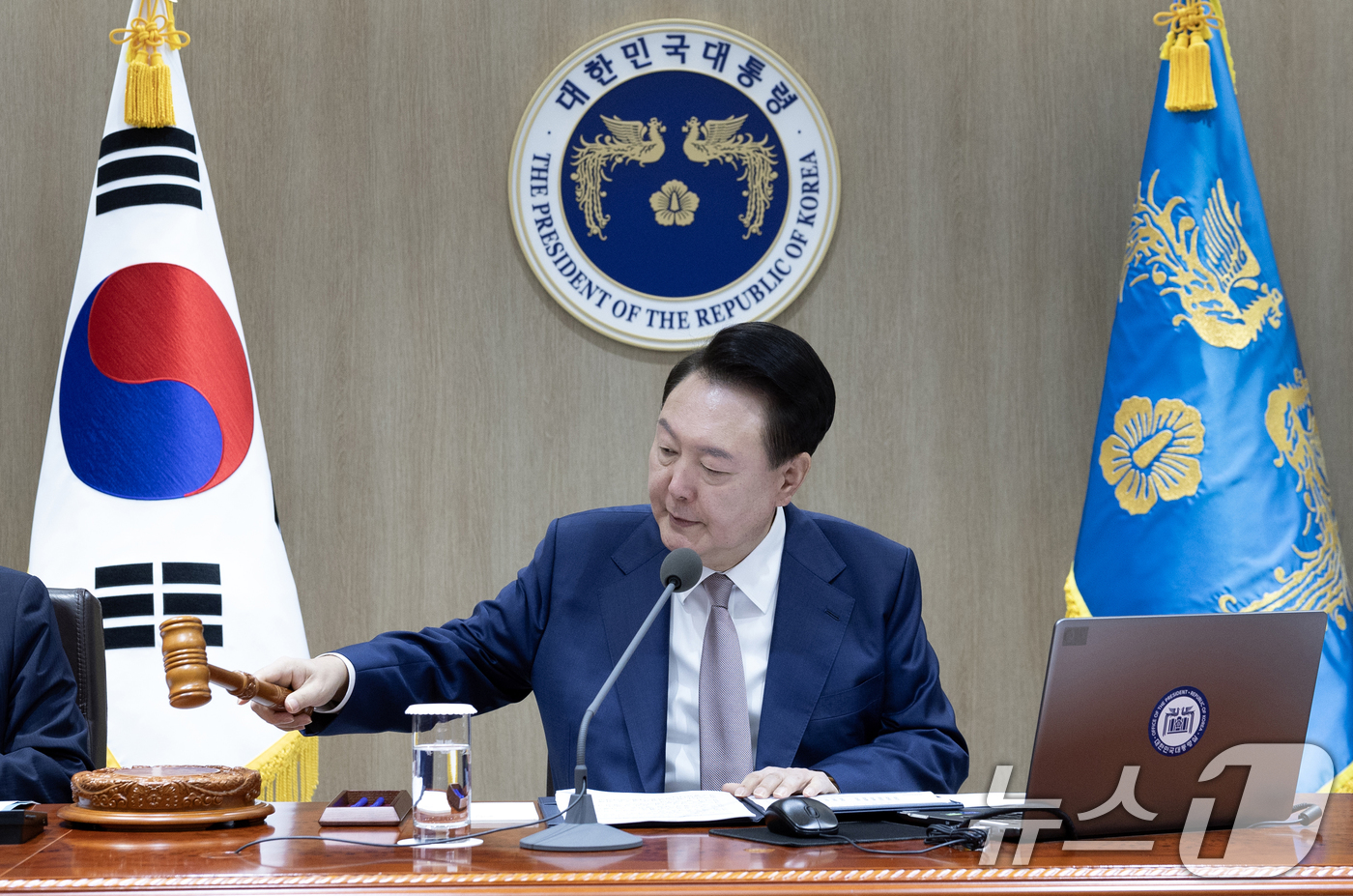 (서울=뉴스1) 송원영 기자 = 윤석열 대통령이 24일 용산 대통령실 청사에서 열린 제41회 국무회의에서 의사봉을 두드리고 있다. (대통령실 제공) 2024.9.24/뉴스1
