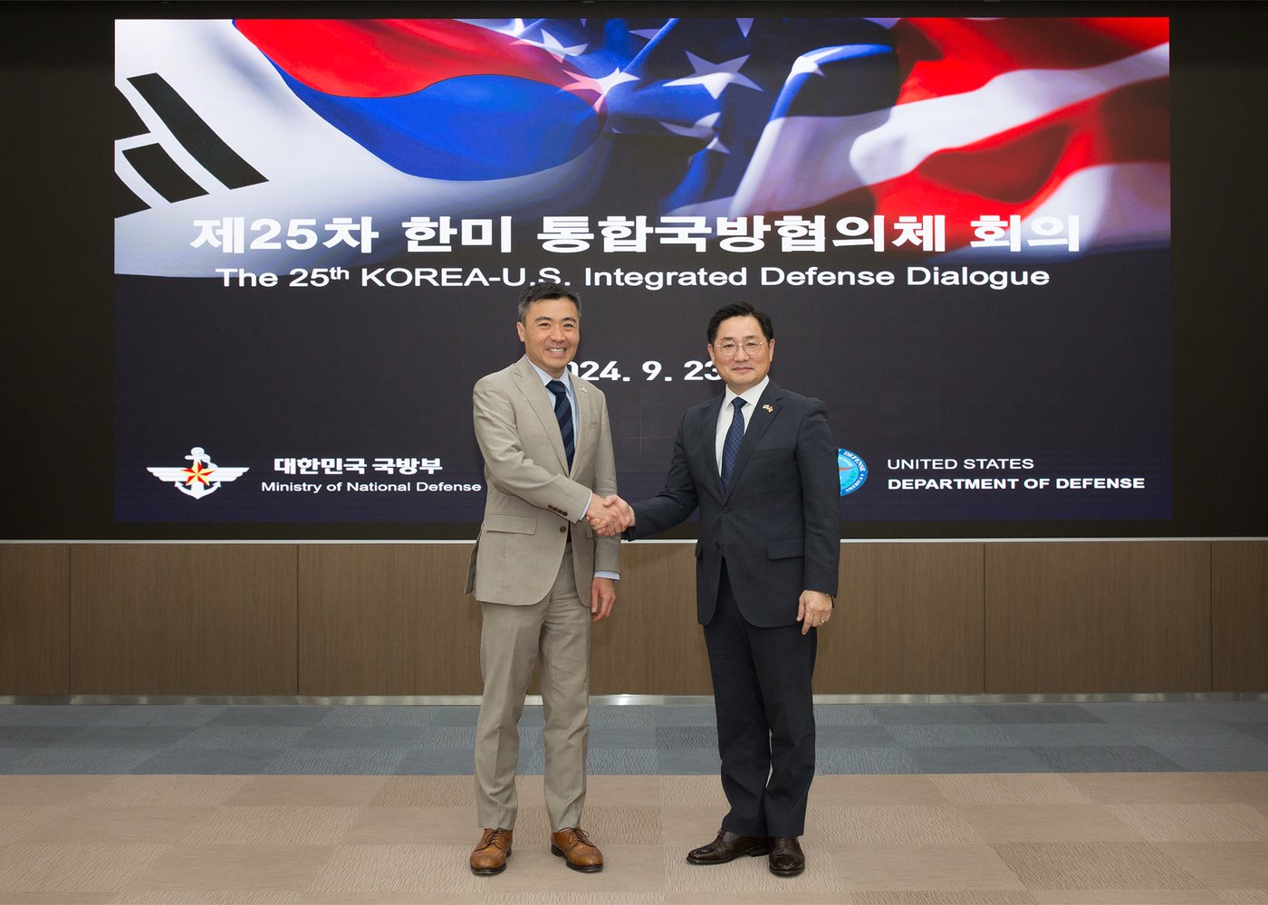 본문 이미지 - 조창래 국방부 국방정책실장과 앙카 리 미국 국방부 동아시아부차관보가 기념촬영을 하고 있다.&#40;국방부 제공&#41;
