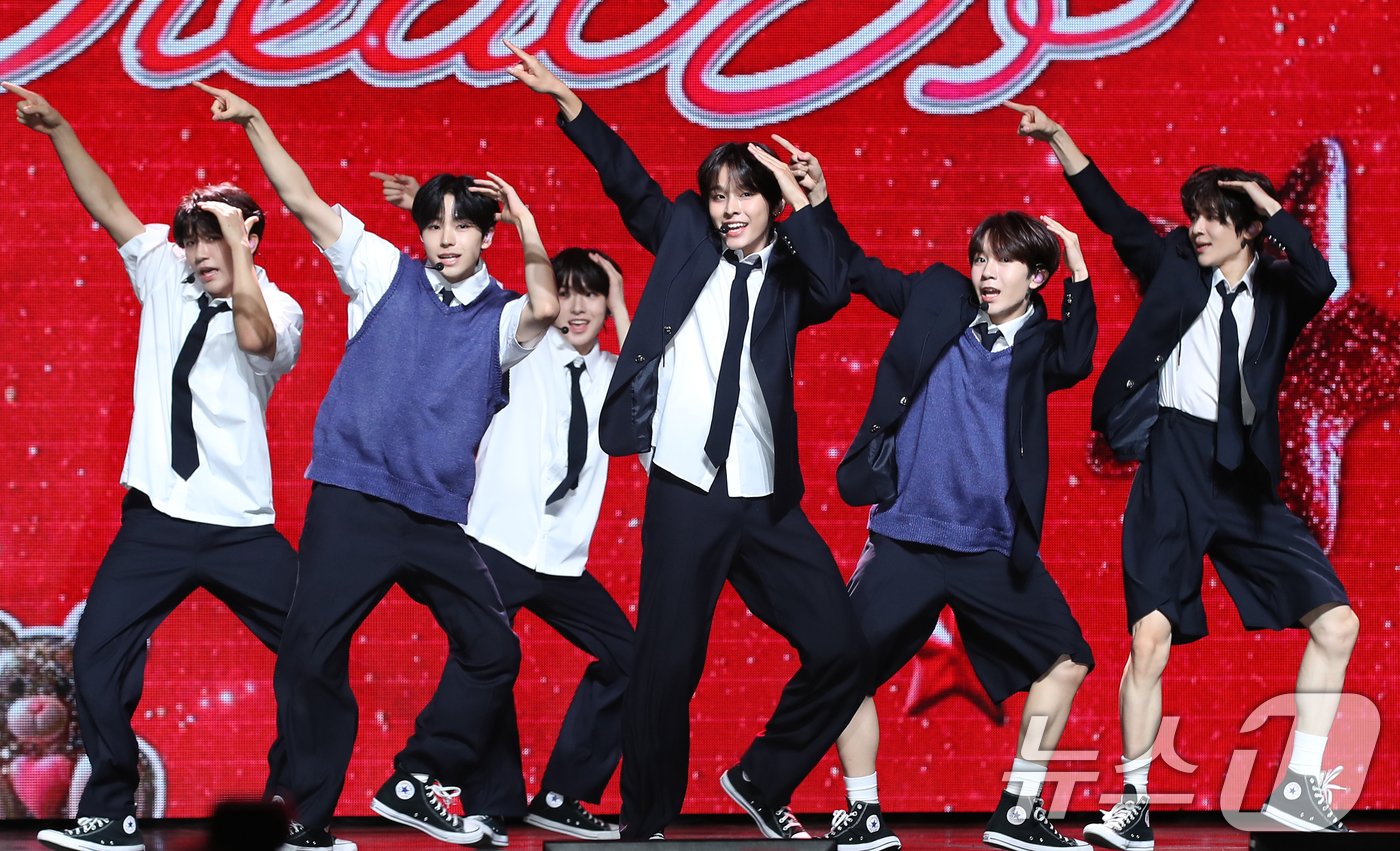 본문 이미지 - 그룹 엔시티 위시(NCT WISH)가 24일 서울 용산구 블루스퀘어에서 가진 미니 1집 ‘스테디(Steady)’ 발매 기념 쇼케이스에서 타이틀 곡을 선보이고 있다. 2024.9.24/뉴스1 ⓒ News1 권현진 기자