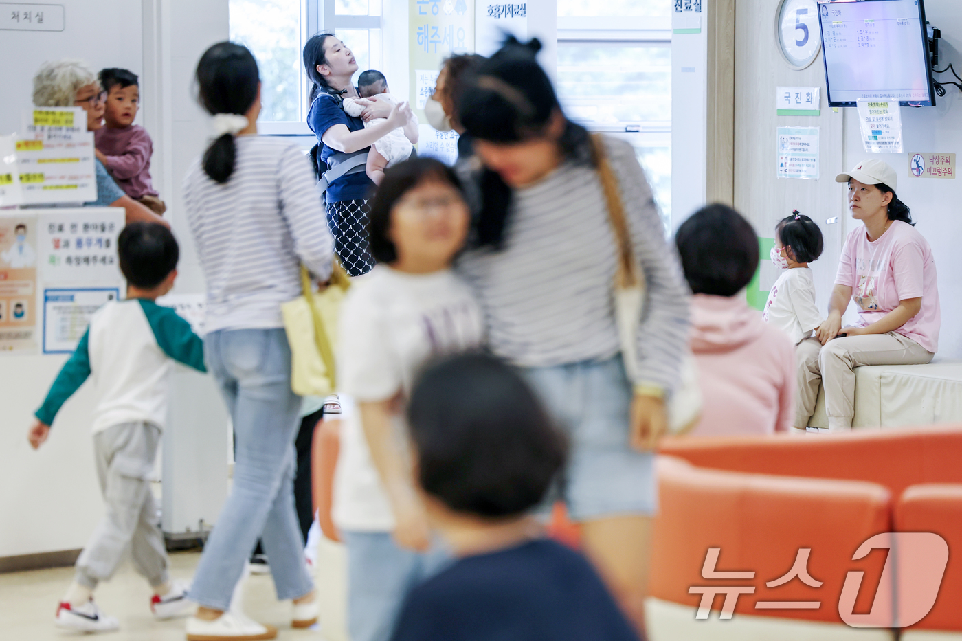 (서울=뉴스1) 민경석 기자 = 독감과 함께 보통 동절기에 큰 유행 양상을 보이던 마이코플라스마 폐렴이 철 지난 유행을 계속해서 이어가고 있다.세균성 입원환자 감시 현황에 따르면 …