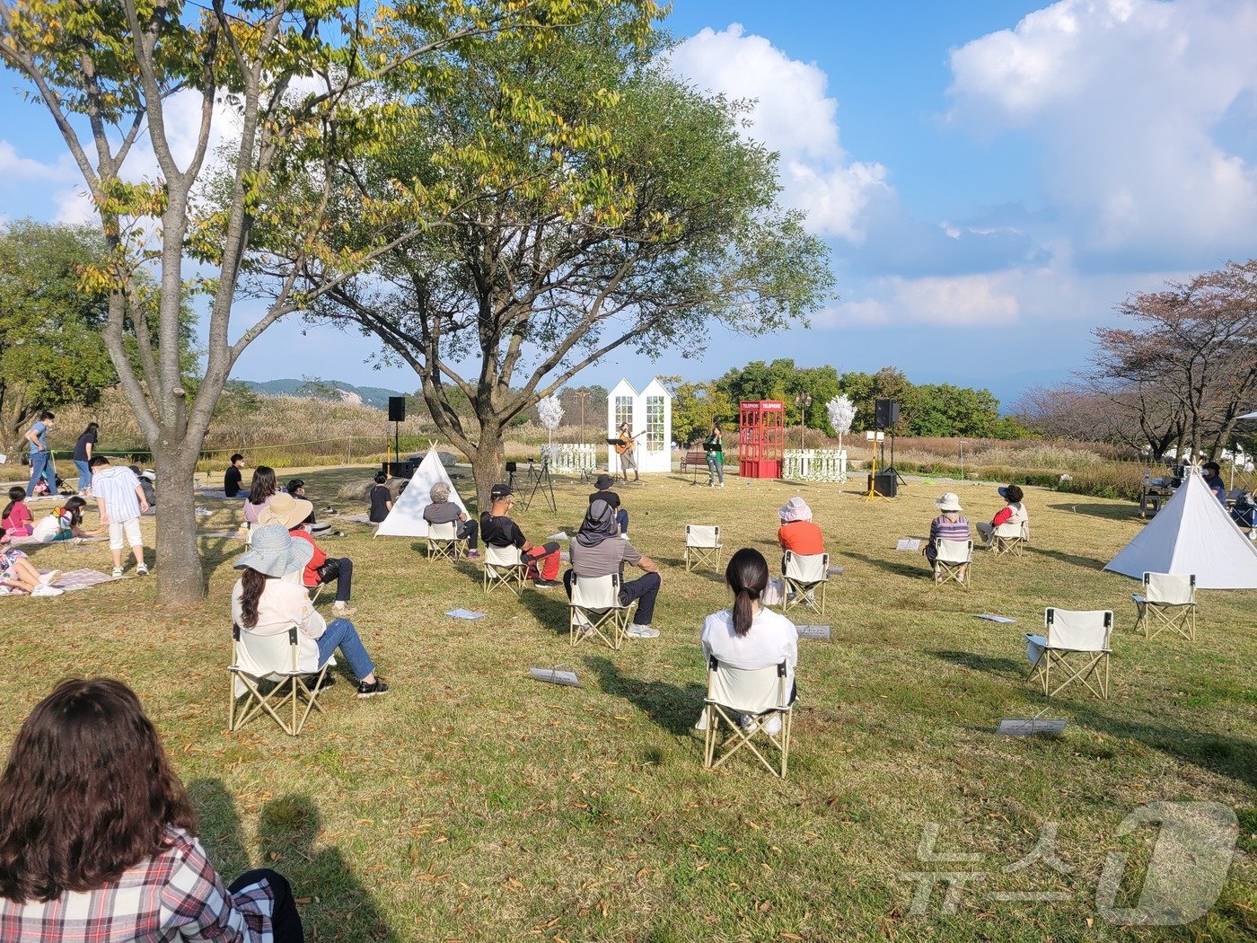 황매산억새축제 버스킹 공연&#40;합천군 제공&#41;.