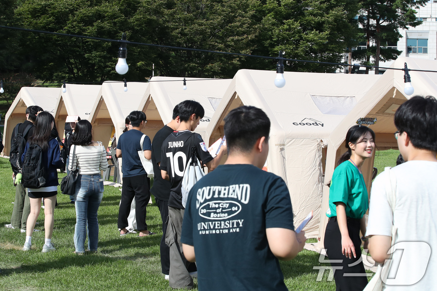 (경산=뉴스1) 공정식 기자 = 24일 오후 대구대학교 경산캠퍼스 잔디광장에서 가을축제 첫 행사로 취업박람회가 열려 학생들이 취업상담을 하고 있다.26일까지 계속되는 이 축제는 캠 …