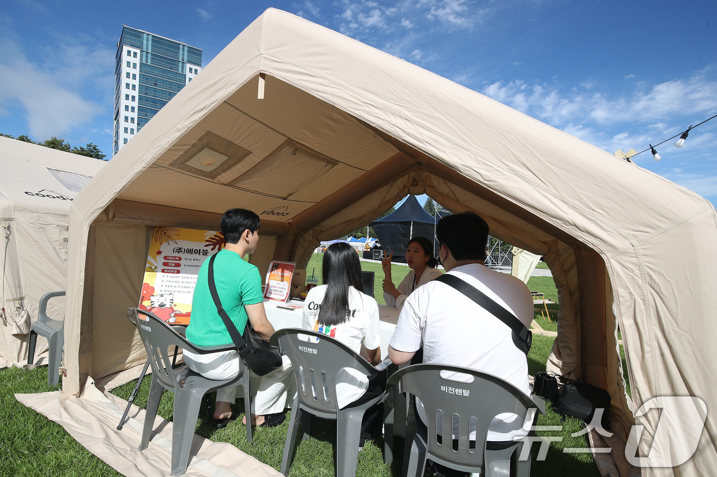 (경산=뉴스1) 공정식 기자 = 24일 오후 대구대학교 경산캠퍼스 잔디광장에서 가을축제 첫 행사로 취업박람회가 열려 학생들이 취업상담을 하고 있다.26일까지 계속되는 이 축제는 캠 …