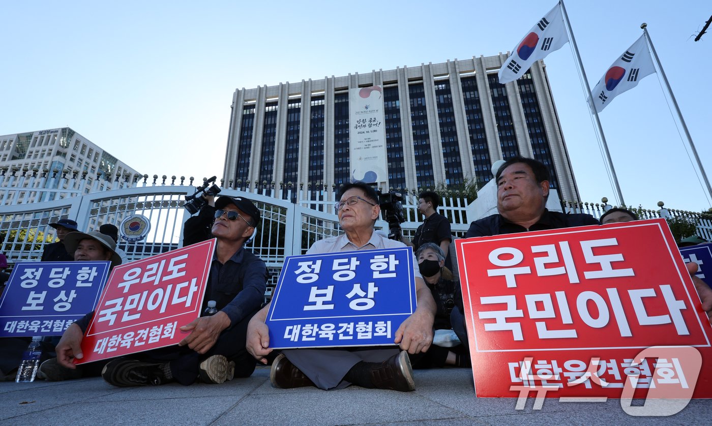 대한육견협회 회원들이 24일 오후 서울 종로구 정부서울청사 앞에서 정부의 &#39;개 식용 종식 기본계획&#39;을 규탄하고 있다. 정부는 이날 개식용종식위원회를 열고 &#39;개 식용 종식 특별법&#39; 시행에 따라 업계 전·폐업 과정에서 발생하는 피해에 대한 지원 규모와 방식 등에 대한 기본계획을 의결했다. 2024.9.24/뉴스1 ⓒ News1 황기선 기자