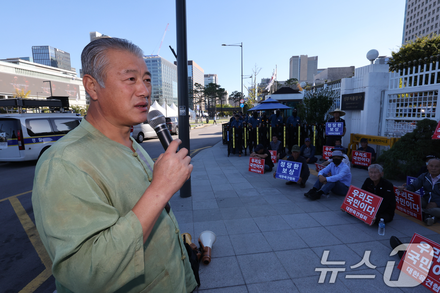 (서울=뉴스1) 황기선 기자 = 주영봉 대한육견협회 회장이 24일 오후 서울 종로구 정부서울청사 앞에서 정부의 '개 식용 종식 기본계획' 규탄 발언을 하고 있다.정부는 이날 개식용 …