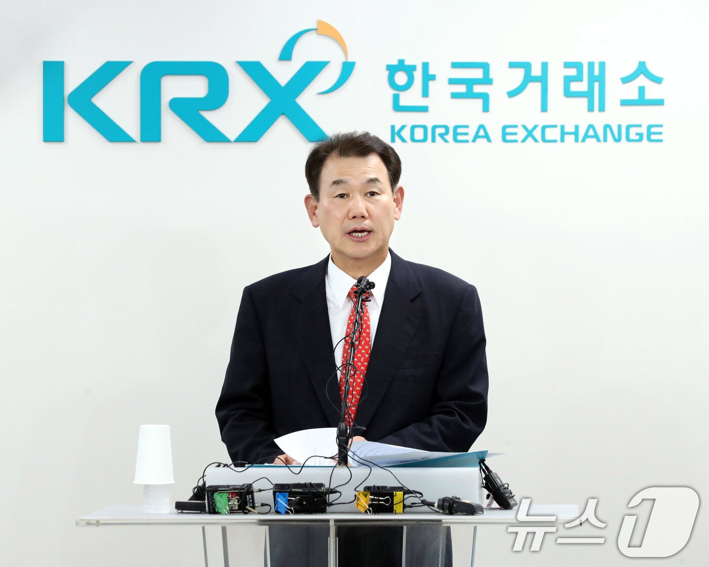 본문 이미지 - 정은보 한국거래소 이사장이 24일 오후 서울 영등포구 서울사옥 출입기자실에서 &#39;코리아 밸류업 지수&#39;의 구성종목 및 선정기준을 발표하고 있다. 삼성전자, 현대자동차, 신한금융지주회사 등 100개사가 &#39;코리아 밸류업 지수&#39;에 포함됐다. 정보기술 기업이 24개사로 최다 편입됐으며, 금융주도 다수 선정됐다. &#40;한국거래소 제공&#41; 2024.9.24/뉴스1