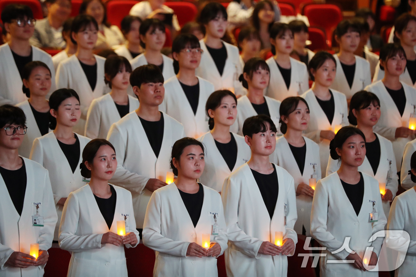 (수원=뉴스1) 김영운 기자 = 24일 오후 경기 수원시 영통구 아주대학교에서 열린 제26회 나이팅게일 선서식에서 내년 임상실습을 앞둔 간호대학 2학년 학생들이 촛불의식을 하고 있 …