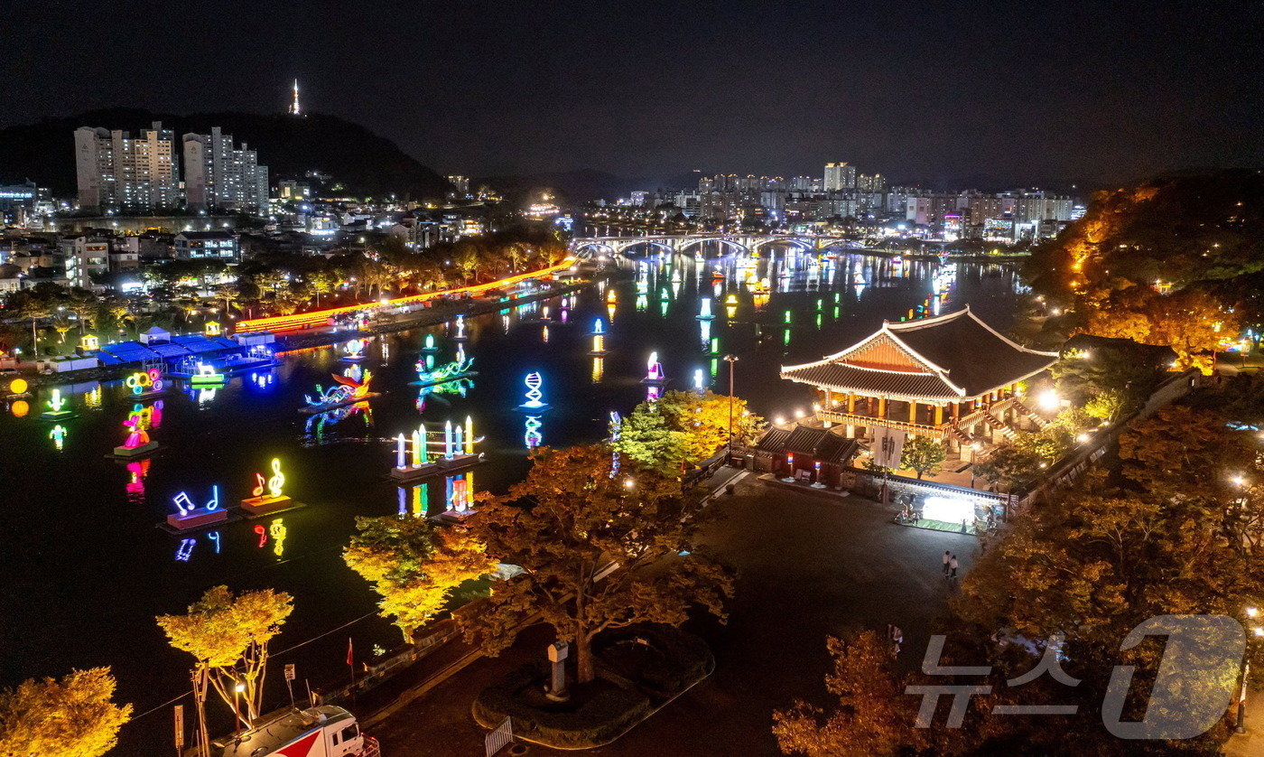 본문 이미지 - 진주남강유등축제(진주시 제공).