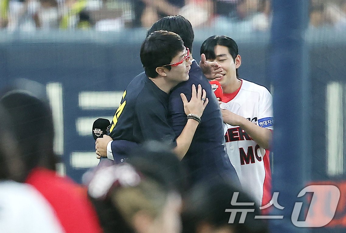 본문 이미지 - KIA 타이거즈 에이스 양현종이 24일 오후 광주 기아챔피언스필드에서 열린 2025년 신인 선수 입단식에서 1라운드 5순위에 지명된 김태형을 안아주고 있다. 2024.9.24/뉴스1 ⓒ News1 김진환 기자