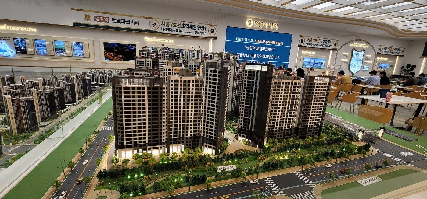 본문 이미지 - 왕길동 왕길역 로열파크씨티 푸르지오 견본주택. 2024.9.24/뉴스1 ⓒ News1 황보준엽 기자