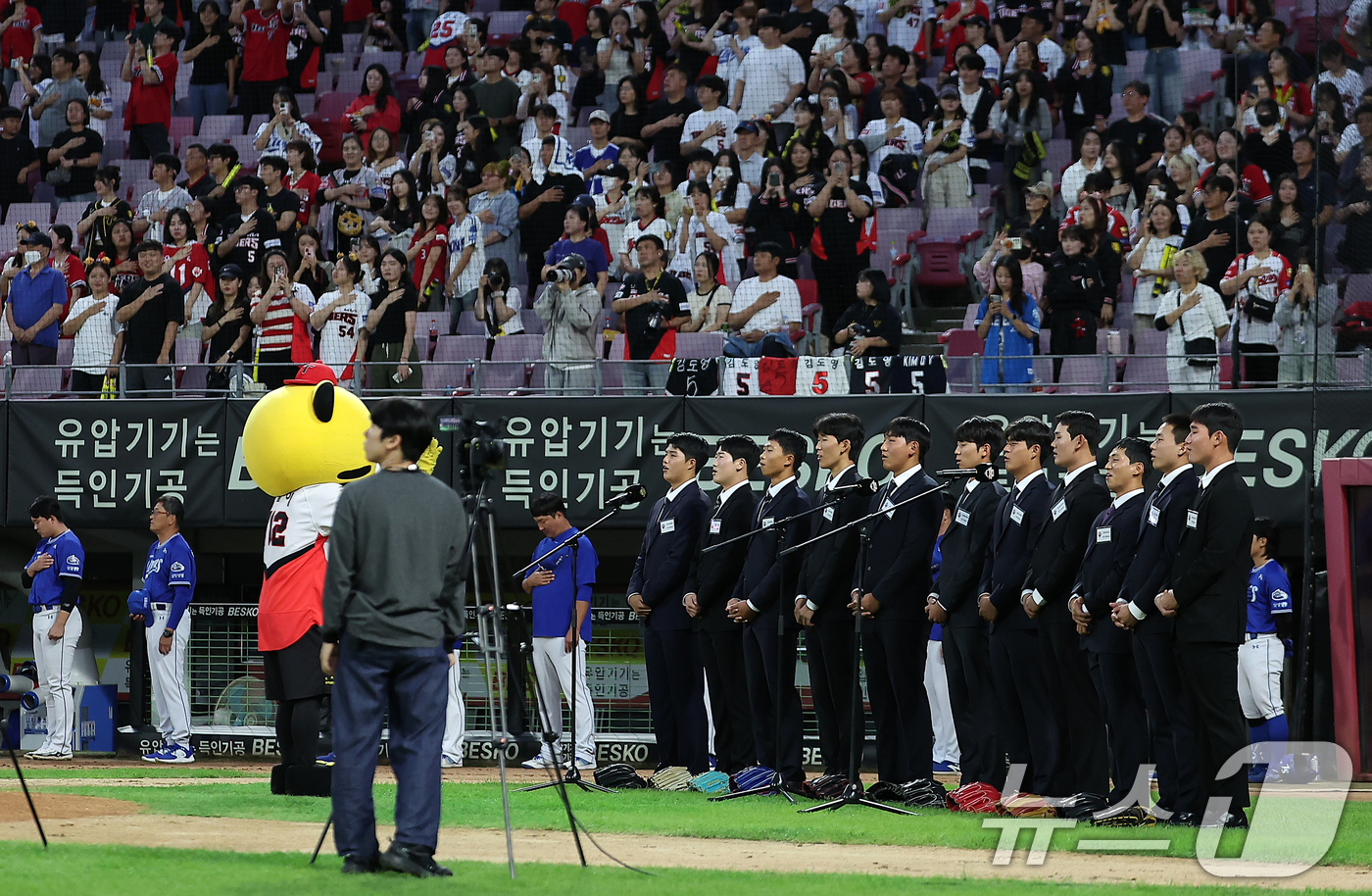 (광주=뉴스1) 김진환 기자 = 24일 오후 광주 기아챔피언스필드에서 열린 2025년 KIA 타이거즈 신인 선수 입단식 및 시구 행사에서 선수들이 애국가를 제창하고 있다. 2024 …