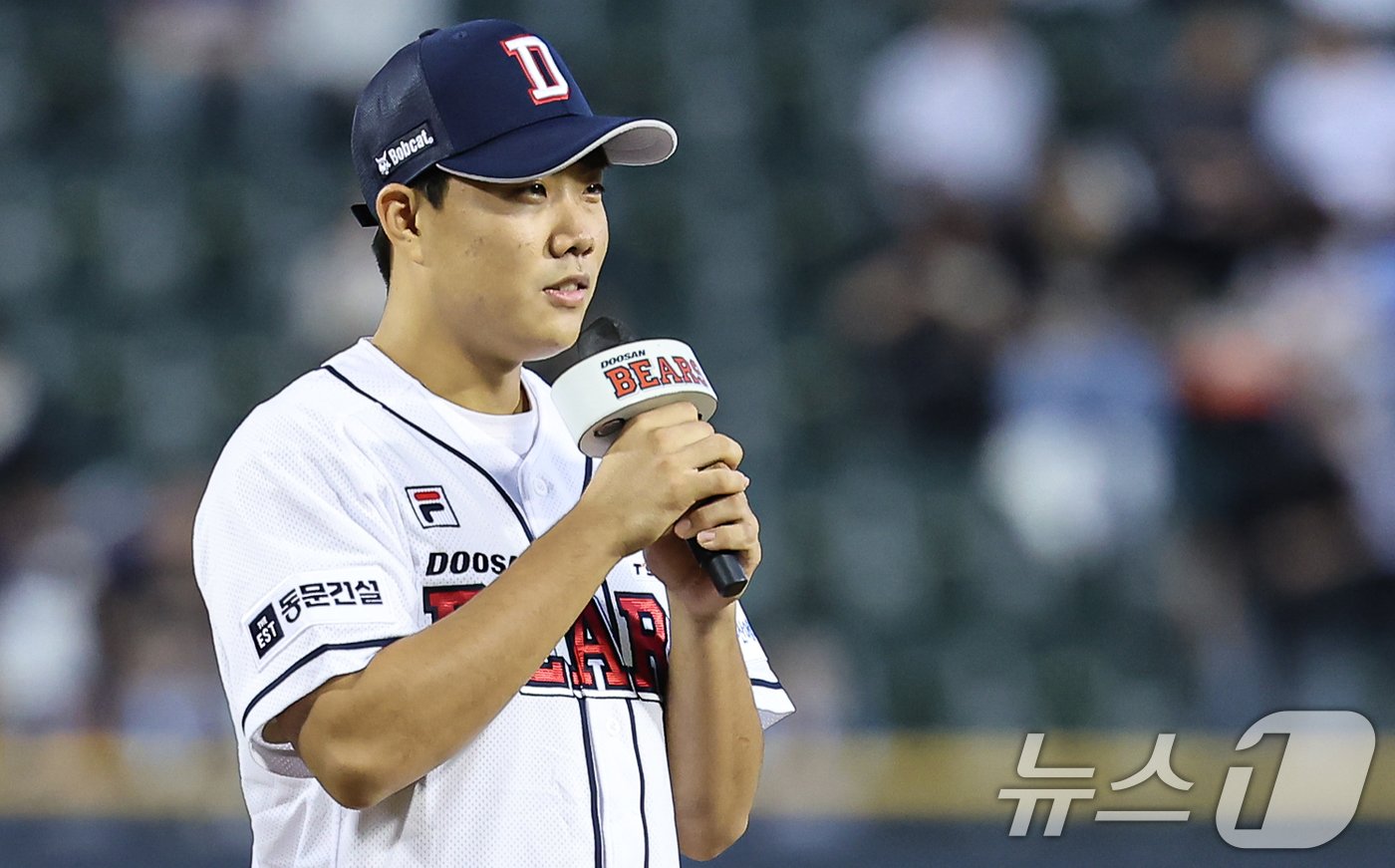 2025 KBO 신인 드래프트에서 두산 베어스에 1라운드 지명을 받은 박준순이 24일 오후 서울 송파구 잠실야구장에서 열린 프로야구 &#39;2024 신한 SOL 뱅크 KBO리그&#39; NC 다이노스와 두산 베어스의 경기에 앞서 시구에 나서며 팬들에게 인사하고 있다. 2024.9.24/뉴스1 ⓒ News1 김도우 기자