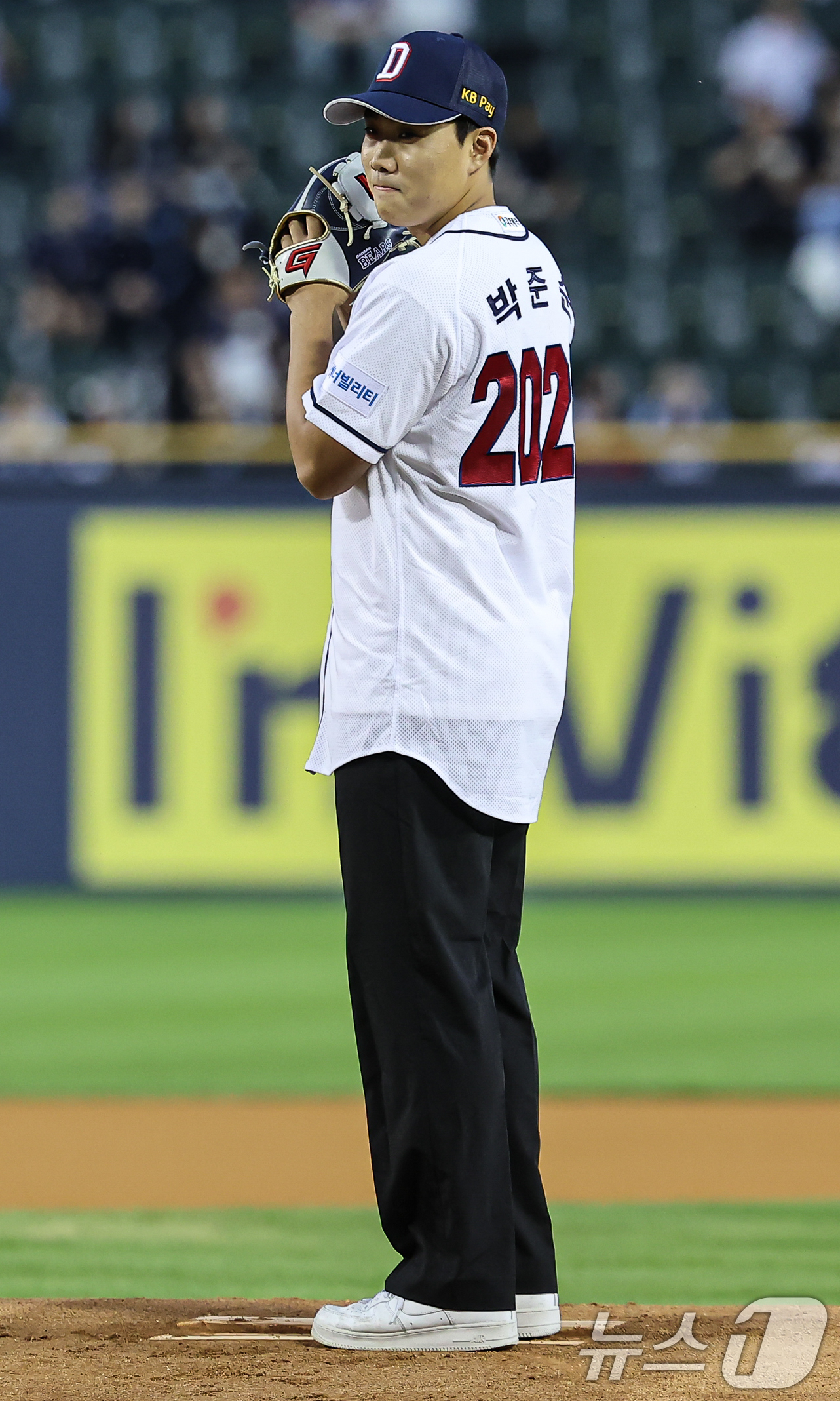 (서울=뉴스1) 김도우 기자 = 2025 KBO 신인 드래프트에서 두산 베어스에 1라운드 지명을 받은 박준순이 24일 오후 서울 송파구 잠실야구장에서 열린 프로야구 '2024 신한 …