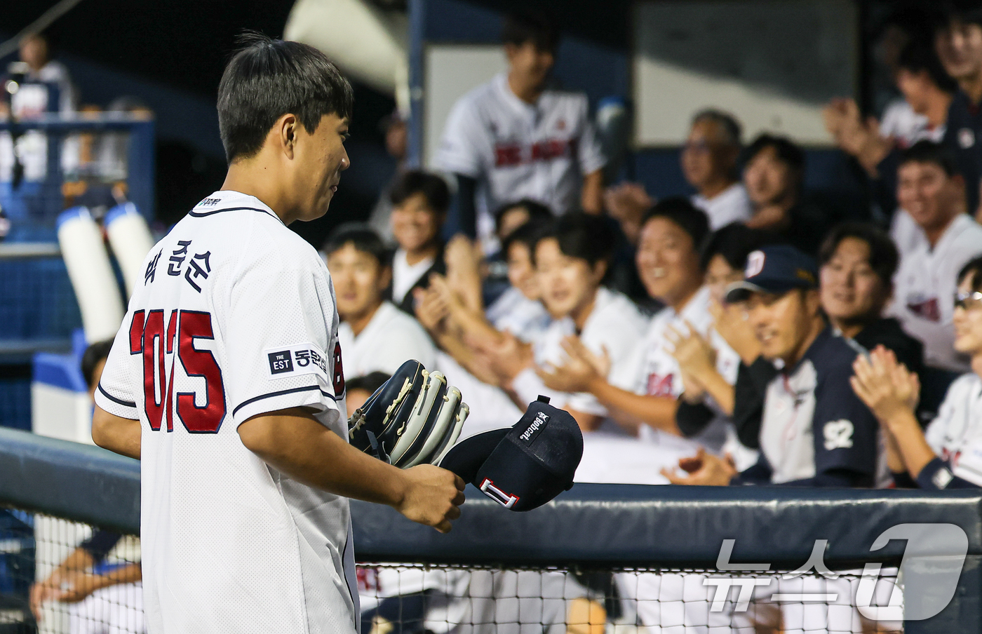 (서울=뉴스1) 김도우 기자 = 2025 KBO 신인 드래프트에서 두산 베어스에 1라운드 지명을 받은 박준순이 24일 오후 서울 송파구 잠실야구장에서 열린 프로야구 '2024 신한 …