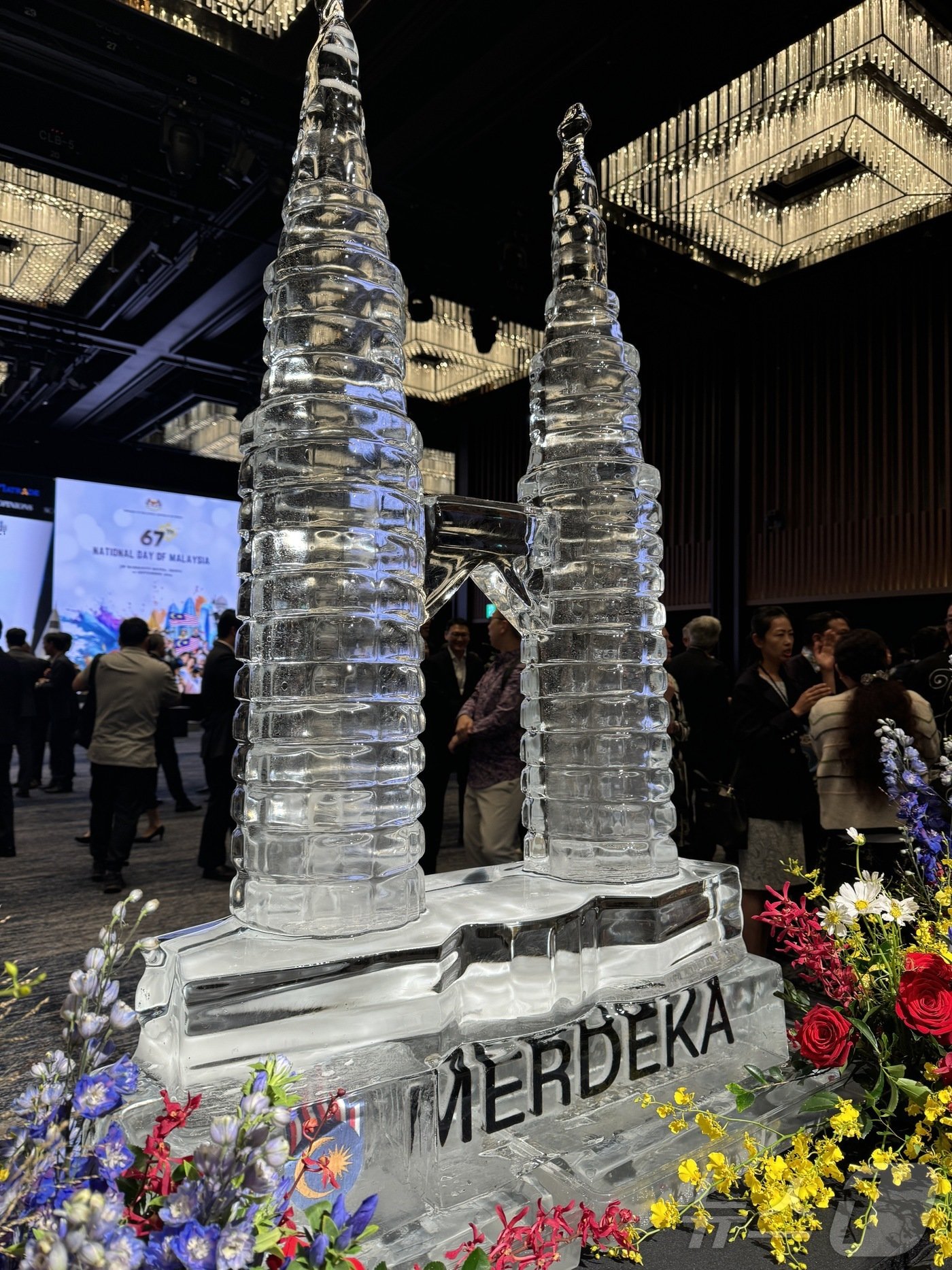 본문 이미지 - 말레이시아 페트로나스 트윈 타워를 형상화한 얼음 조각