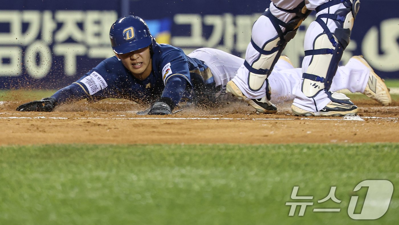 본문 이미지 - 24일 오후 서울 송파구 잠실야구장에서 열린 프로야구 '2024 신한 SOL 뱅크 KBO리그' NC 다이노스와 두산 베어스의 경기, 2회초 1사 1루 상황에서 1루 주자 NC 김휘집이 NC 서호철의 3루타때 홈으로 쇄도해 득점하고 있다. 2024.9.24/뉴스1 ⓒ News1 김도우 기자