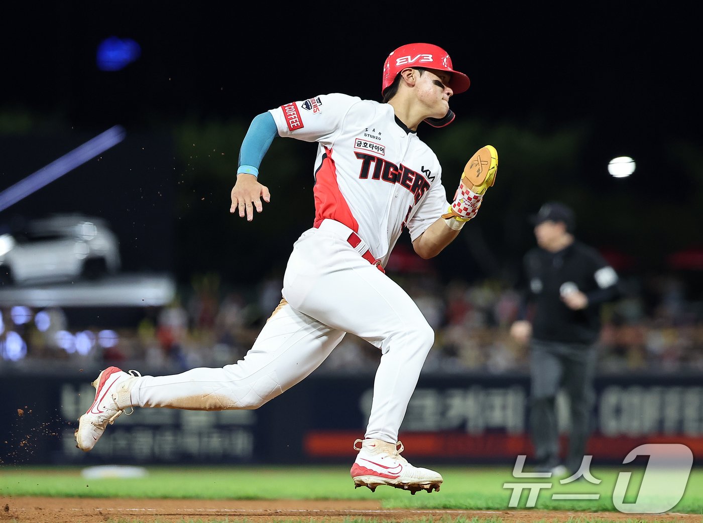 24일 오후 광주 기아챔피언스필드에서 열린 &#39;2024 신한 SOL 뱅크 KBO리그&#39; 삼성 라이온즈와 KIA 타이거즈의 경기, KIA 김도영이 2회말 1사 1,2루에서 윤도현의 2타점 2루타 때 홈으로 쇄도하고 있다. 2024.9.24/뉴스1 ⓒ News1 김진환 기자